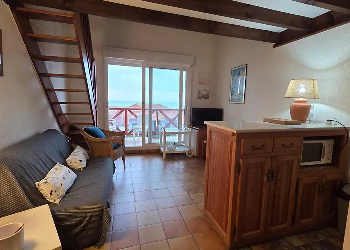 Ocean View And Pool Near The Apartment